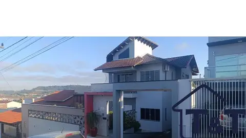 Casa em alvenaria com 4 quartos no Universitário