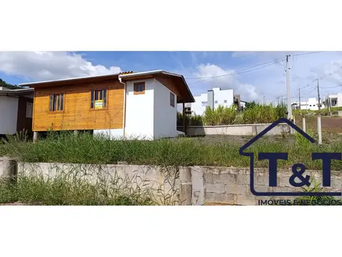Casa em madeira com 2 quartos no São José
