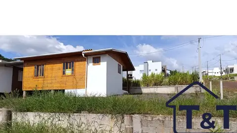 Casa em madeira com 2 quartos no São José